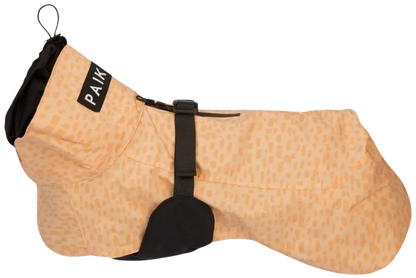 PAIKKA Peach 2.0 sadetakki koirille. Päällinen pimeässä hohtavaa materiaalia.